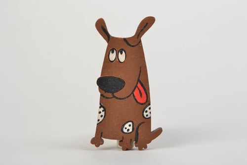 Handgemachte Brosche aus Holz Hund bemalt mit Acrylfarben eigenartig künstlerisch - MADEheart.com