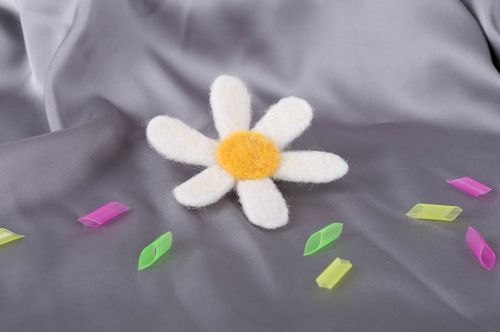 Designer felted brooch handmade chamomile woolen brooch female clothes jewelry - MADEheart.com
