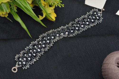 Rocailles Armband handgefertigt Designer Schmuck Damen Modeschmuck in Grau - MADEheart.com