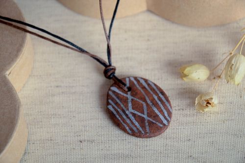 Pendentif en céramique fait main Bijou ethnique rond peinture Accessoire femme - MADEheart.com