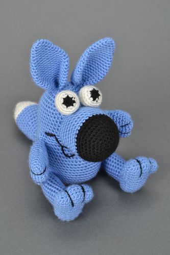 Jouet tricot au crochet Loup bleu - MADEheart.com