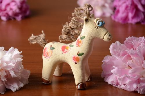Ungewöhnliche handgemachte keramische Statuette Pferd aus Halbporzellan für Deko - MADEheart.com
