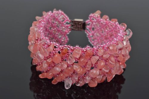Bracelet fait main rose large en perles de rocaille et pierres naturelles - MADEheart.com