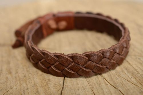 Bracelet tressé en cuir naturel marron fait main de design pour femme et homme - MADEheart.com