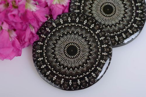 Boucles doreilles en pâte polymère rondes noires à motif gris faites main - MADEheart.com