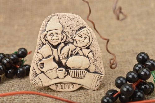 Keramik Kühlschrankmagnet aus Ton mit Glasur bedeckt handmade ethnisch Familie - MADEheart.com