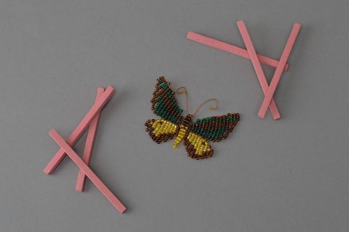 Aimant pour frigo en perles de rocaille fait main petit en forme de papillon - MADEheart.com