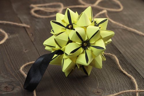 Colgante decorativo hecho a mano de flores de papel verde claro original bola  - MADEheart.com