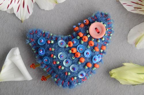 Broche de lana artesanal divertido cosido con abalorios y lentejuelas azul - MADEheart.com