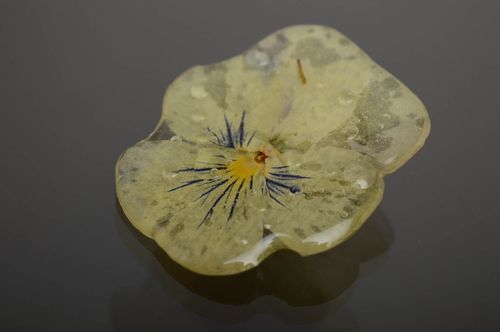 Blumen Brosche mit Epoxidharz - MADEheart.com