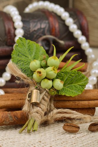 Broche boutonnière avec baies vertes faite main accessoire élégant de mode - MADEheart.com