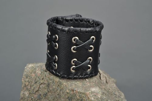 Schwarzes Armband aus Leder mit Schnürung - MADEheart.com