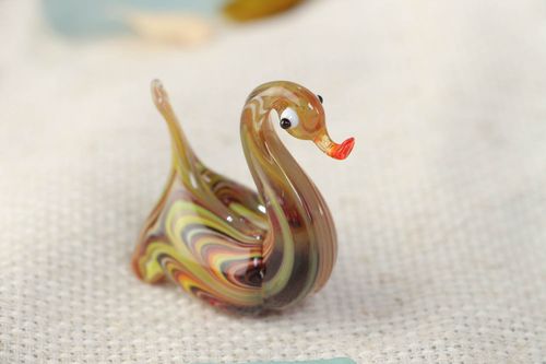 Figura de cristal artesanal lampwork cisne marrón en miniatura - MADEheart.com