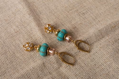 Boucles doreilles avec pierres naturelles de turquoise faites main pendantes - MADEheart.com