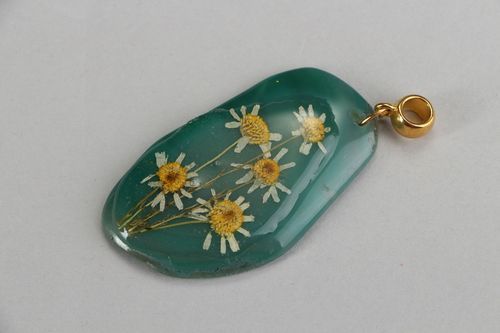 Pendant with natural flowers in epoxy resin Agate and daisies - MADEheart.com