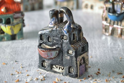 Estatueta de argila feita à mão pintada com esmalte   - MADEheart.com