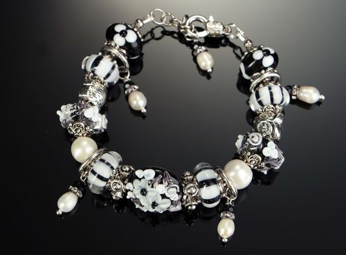 Wrist bracelet with river pearls and glass beads Garden of Eden - MADEheart.com