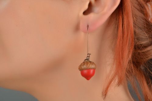 Boucles doreilles pendantes pâte polymère avec cupule de gland faites main - MADEheart.com