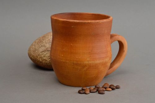 Глиняная чашка большая коричневая светлая ручной работы объемом 350 мл - MADEheart.com