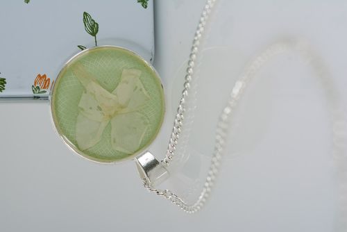 Petit pendentif en résine époxy rond vert fait main avec fleur et chaînette - MADEheart.com