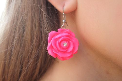 Brincos de argila do polímero Rosa clássica - MADEheart.com