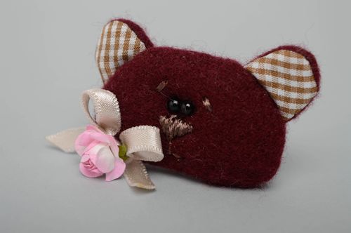 Broche artesanal de forro polar con forma de osito  - MADEheart.com