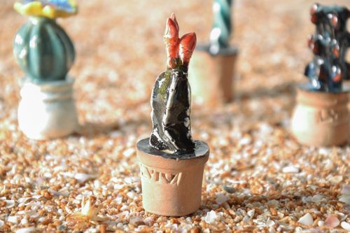 Estatueta de argila artesanal Cacto com flor vermelha  - MADEheart.com