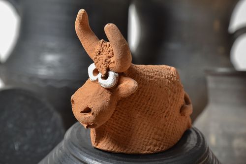 Statuetta toro in argilla fatta a mano figurina decorativa in ceramica  - MADEheart.com