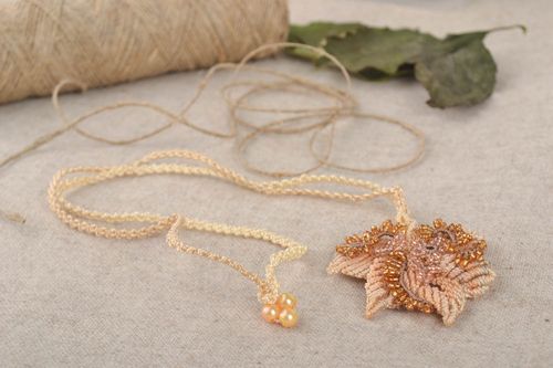 Pendentif feuille Bijoux fait main tressé en fils et perles Accessoire femme - MADEheart.com
