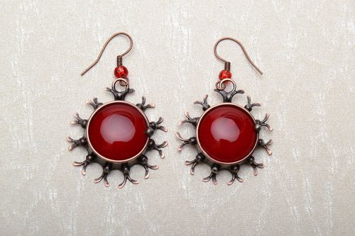 Round earrings made of copper and stained glass - MADEheart.com