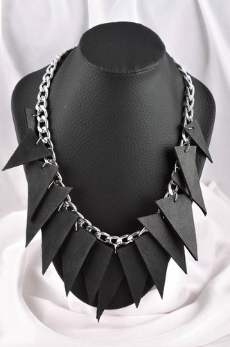 Collier métal cuir noir Bijou fait main design original Accessoire femme - MADEheart.com
