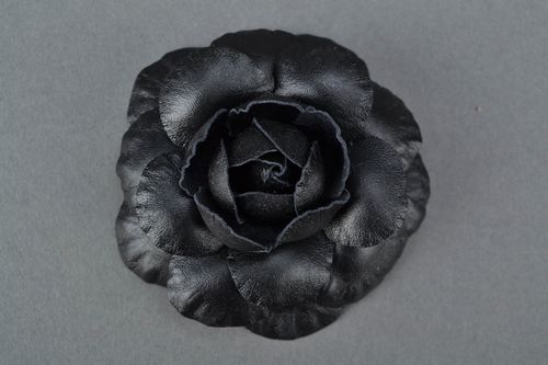 Handgemachte Autoren Brosche Blume aus Leder in Schwarz für Frauen - MADEheart.com