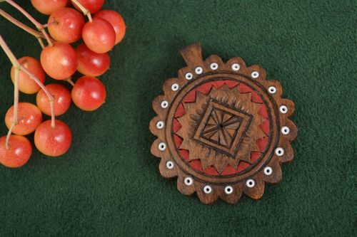 Кулон ручной работы украшение на шею аксессуар из дерева резной с бисером - MADEheart.com