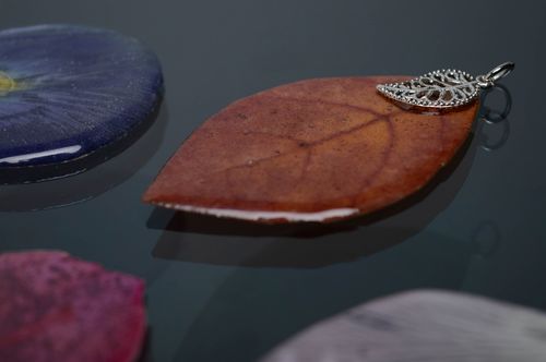 Colgante para el cuello en resina epoxi con hoja otoñal - MADEheart.com