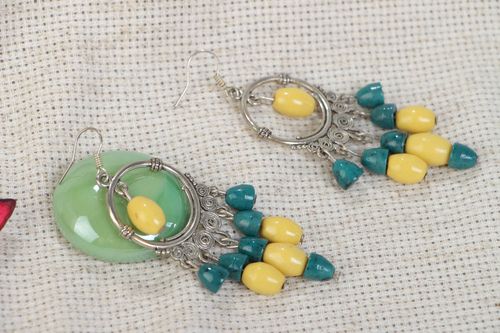 Boucles doreilles avec pendeloques métal et perles en plastique faites main - MADEheart.com