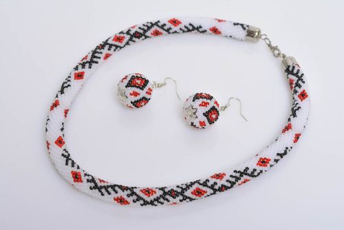 Parure de bijoux en perles de rocaille faits main boucles doreilles et collier - MADEheart.com