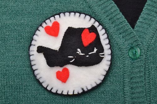 Homemade childrens brooch Cat in Love - MADEheart.com