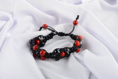 Bracelet tressé Bijoux fait main agate noir rouge Accessoire femme design - MADEheart.com