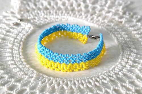 Blue and yellow beads bracelet in the colors of Ukrainian flag - MADEheart.com