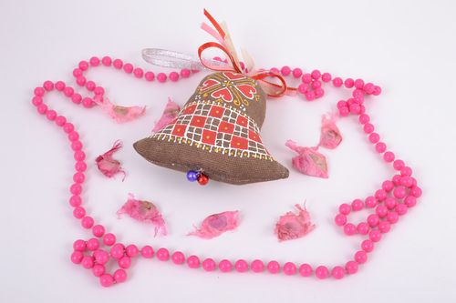 Colgante decorativo hecho a mano e impregnado con café campanilla artesanal  - MADEheart.com