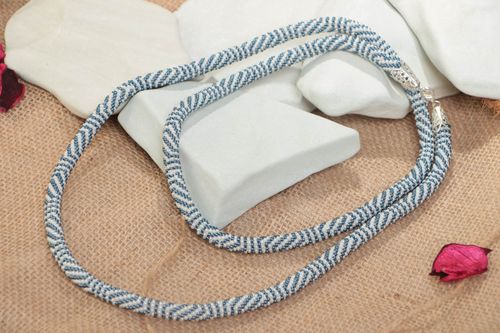 Collana tubolare fatta a mano girocollo di perline accessorio originale da donna - MADEheart.com
