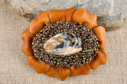 Broche hecho a mano de cuero natural accesorio de moda regalo original  - MADEheart.com