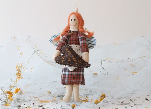 Bambola morbida in cotone fatta a mano pupazzo tessile angelo con cuore - MADEheart.com