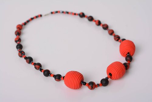 Joli collier en pâte polymère perles noires et rouges éclatant fait main - MADEheart.com