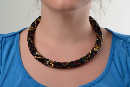 Collier en perles de rocaille fait main de couleur dor et noire au crochet - MADEheart.com