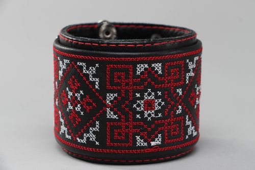 Bracelet en cuir avec broderie fait main - MADEheart.com