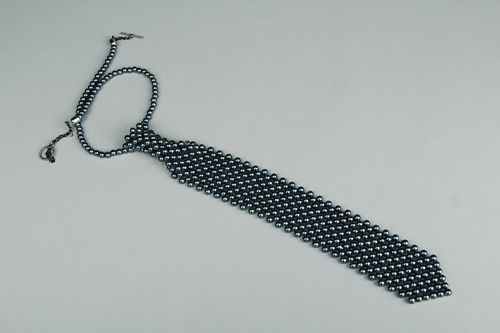 Tie made of artificial pearls - MADEheart.com