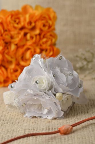 Handmade Schmuck Blumen Haargummi in Weiß Mädchen Haarschmuck stilvoll schön - MADEheart.com