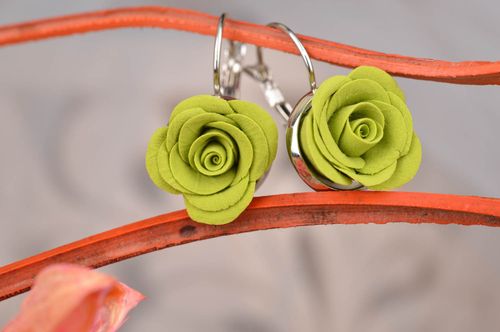 Handgemachte Blumen Ohrringe aus Polymer Ton in Form der hellgrünen Rosen  - MADEheart.com