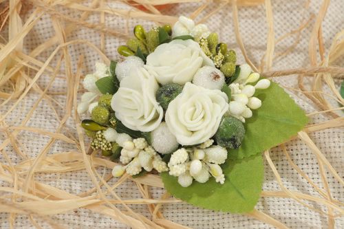 Broche con flores de tela hecho a mano para el pelo artesanal Rosas blancas - MADEheart.com